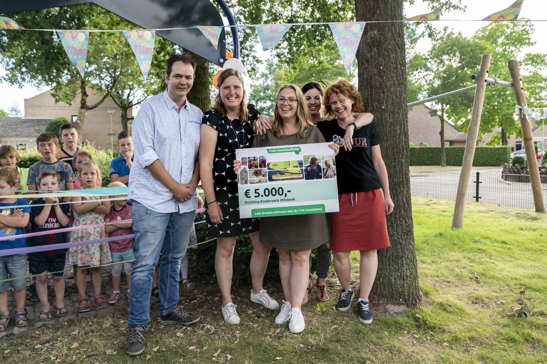 De speeltuin ‘De Knoot’ in Milsbeek was dringend toe aan een forse opknapbeurt. Mede dankzij de donatie van de TVM foundation is dit gerealiseerd. Tijdens een feestelijke opening heeft Martijn Smits, medewerker van de Emons Group, namens de TVM foundation de symbolische cheque overhandigd.  De Knoot is ook een ontmoetingsplek  De speeltuin was dringend aan modernisering toe. Daarom heeft een werkgroep met omwonenden een ambitieus plan gepresenteerd. De speeltuin De Knoot is in Milsbeek een ontmoetingsplaats voor jeugd van alle leeftijden. Door vernieuwing te realiseren is het sociaal en maatschappelijk belang van de speeltuin gewaarborgd en blijft dit een middelpunt van contacten in de buurt. Martijn Smits, medewerker van TVM-relatie Emons Group uit Milsbeek vroeg de TVM foundation om een bijdrage voor speeltuin De Knoot in Milsbeek.   Een feestelijke opening zonder processierupsen  Even leek het er op dat de feestelijke opening opnieuw uitgesteld moest worden. Maar inmiddels zijn alle rupsennesten weggehaald, waardoor de kinderen zonder gevaar kunnen spelen op de nieuwe toestellen.      www.facebook.com/Vernieuwing-Speeltuin-t-Knootje