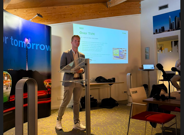 Pieter van der Veen geeft een presentatie over duurzaam vervoer