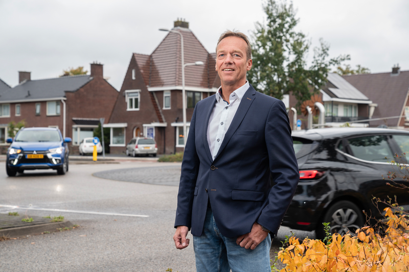 man bij een rotonde