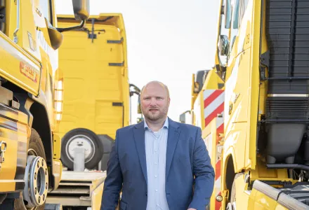 Johan Hemmen tussen vrachtwagens