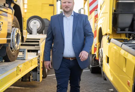 Johan Hemmen tussen vrachtwagens