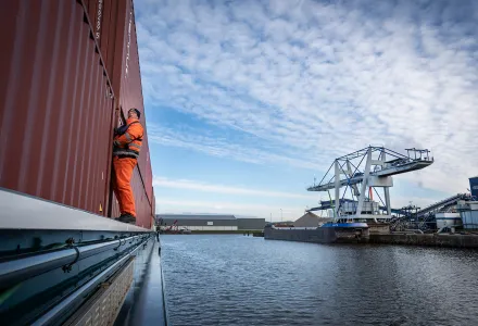 Man aan zijkant schip bij link vaarveiligcheck