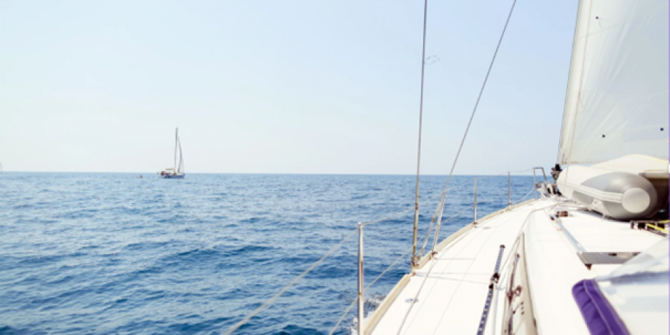 Pleziervaartuig op het water