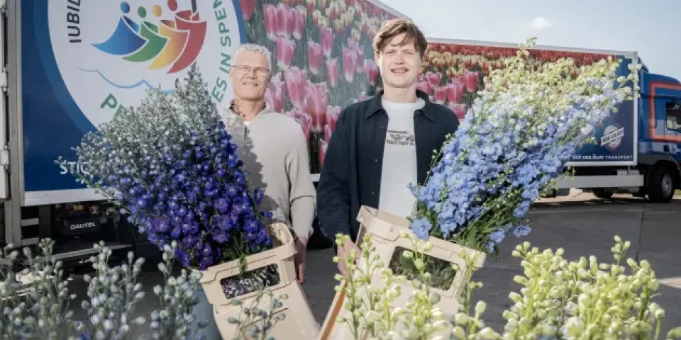 Van der Slot Transport brengt bloemen naar het Vaticaan