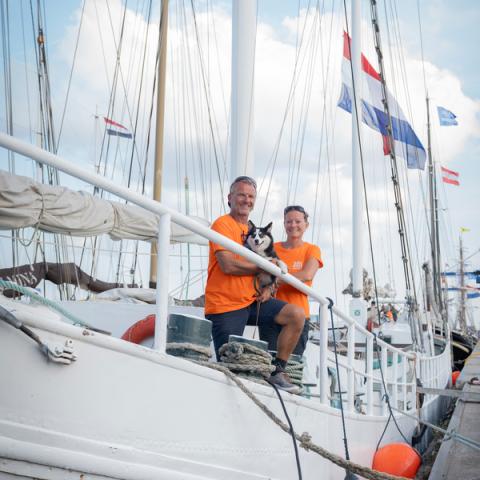 stel op schip met hond