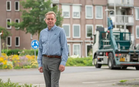 Roderik Rietsema op een rotonde