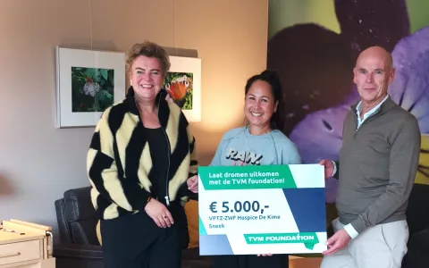 Uitreiking cheque door TVM foundation aan Hospice De Kime