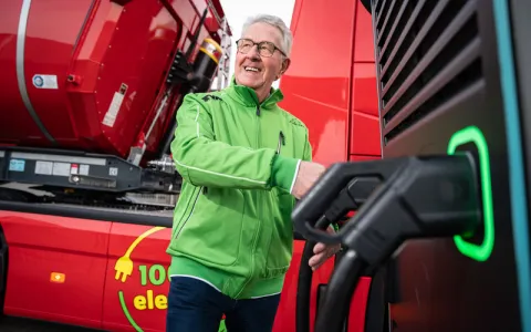 man met groen vest bij het opladen van een vrachtwagen