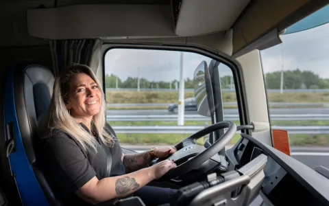 vrachtwagenchauffeur onderweg in de vrachtwagen