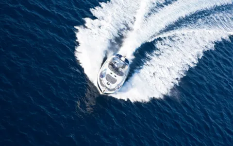 speedboot op het water 