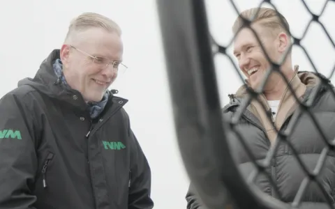 Ed postma met eigen rijder Martijn kuipers voor de vrachtwagen | TVM verzekeringen 