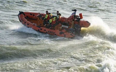 KNRM team in actie op zee