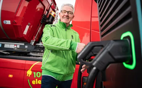 chauffeur op laadplein