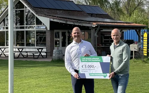 Hendrik de Jonge reikte namens de TVM foundation een symbolische cheque uit aan Rugbyclub Dwingeloo aan voorzitter Djurre Dinkla