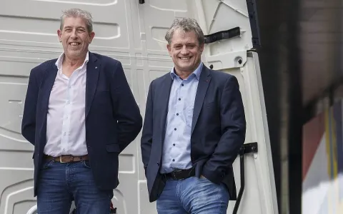 Cor Jansen, manager transport bij Janssen Dis­tribution Services en Frans Cremers, direc­teur van Cremers Coolcare