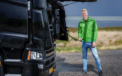 Martijn Kuipers bij zijn vrachtwagen