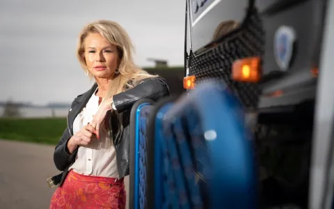 Wilma van de Werken is één van de weinige vrouwelijke vrachtwagenchauffeurs die zich heeft gespecialiseerd in uitzonderlijk vervoer.
