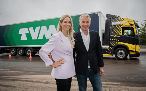 Helene Hendriks en Ronald Kuipers en een TVM vrachtwagen