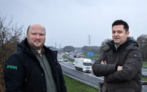 Johan Hemmen en Jasmin Garic op een viaduct