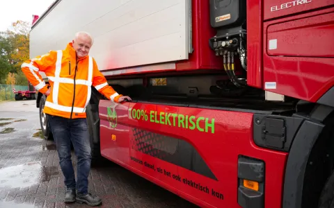 rode elektrische vrachtwagen