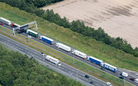 rij vrachtwagens in file in de zomer
