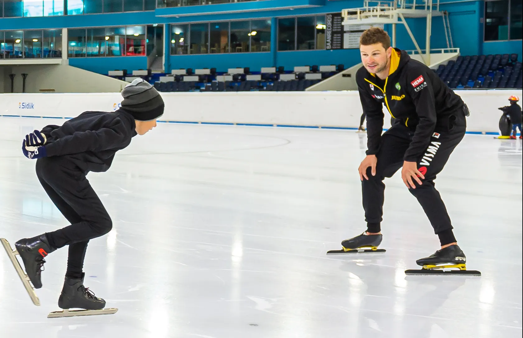 sven kramer in actie met deelnemers van de ska