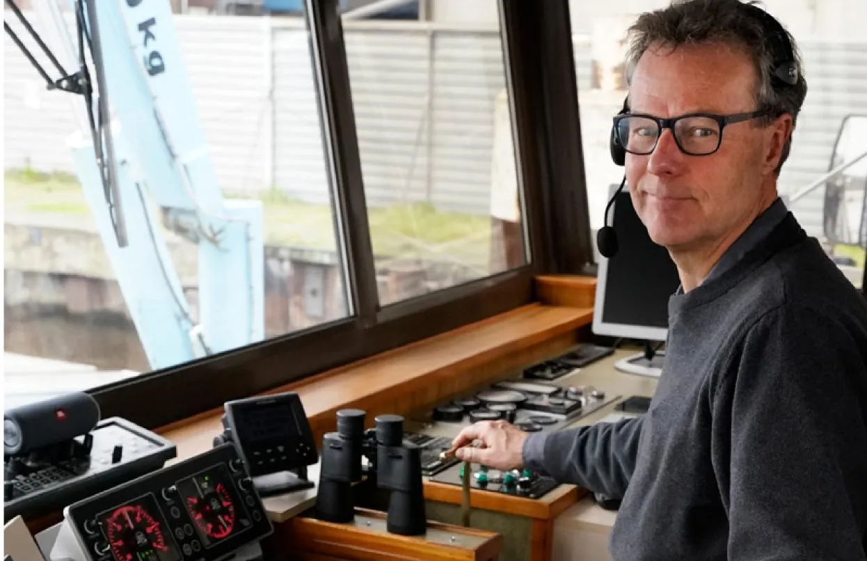 Martin Selles op zijn binnenvaartschip
