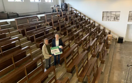 Alex van der Slot reikte onlangs namens het bestuur van de TVM foundation een symbolische cheque uit aan Piet Dobbe voor de Stichting de Veense Veiling in Roelofarendsveen.