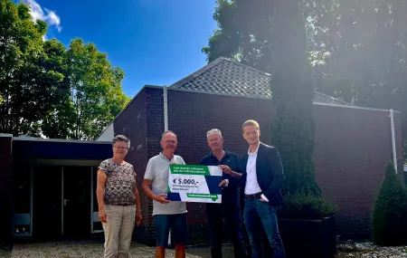 Donatie voor duurzame toekomst van rouwcentrum Nieuw-Buinen