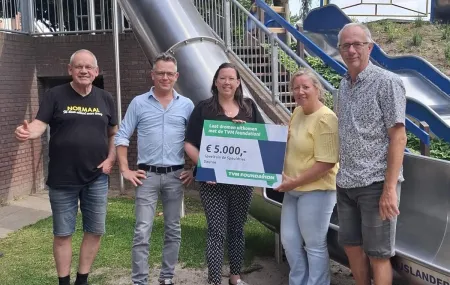 TVM foundation ondersteunt speeltuin met een donaDe Speuldries ontvangt donatie van de TVM foundationtie voor glijbanen. 