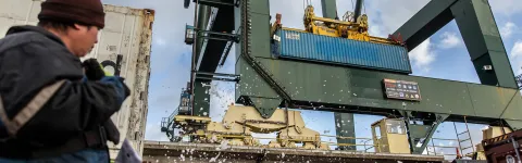 Lastverzekering auto - containerschip | TVM verzekeringen